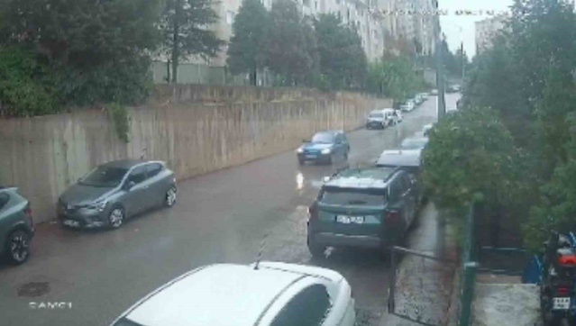Bursa Osmangazi'de araçlara çarpan otomobil ters döndü, sürücü ve yolcular yaralandı