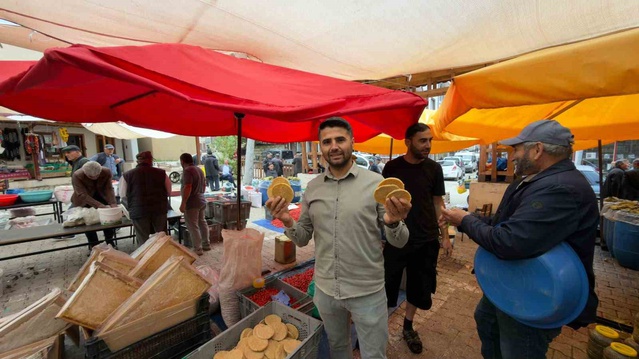 Tokat Zile'deki Çarşı Park Köylü Pazarı'nda bal, kuşburnu ve tarhana satılıyor