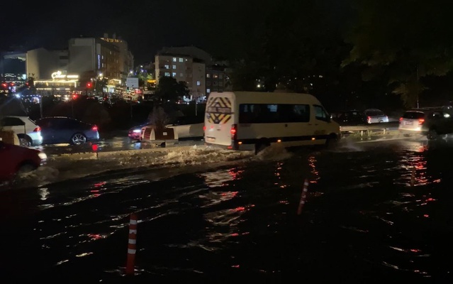İstanbul'da etkili sağanak, Sultangazi'de Lütfi Aykaç Bulvarı'nı göle çevirdi