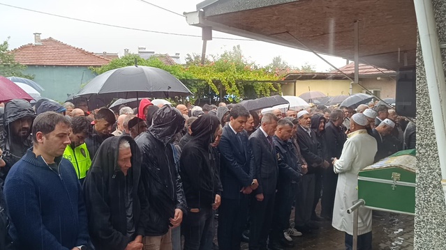 Bilecik'te kalp krizi geçiren okul müdürü Sadefoğlu sağanak altında toprağa verildi