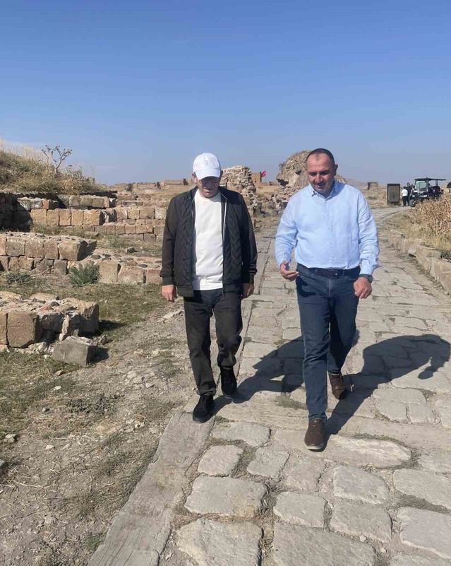 Kars Valisi Polat, Ani'deki kazı ve restorasyon çalışmaları hakkında bilgi aldı