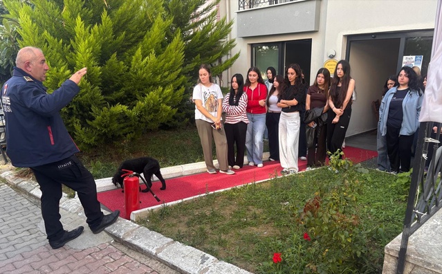 Gerze Belediyesi itfaiyesi apart otelde öğrencilere yangın ve tahliye tatbikatı yaptı