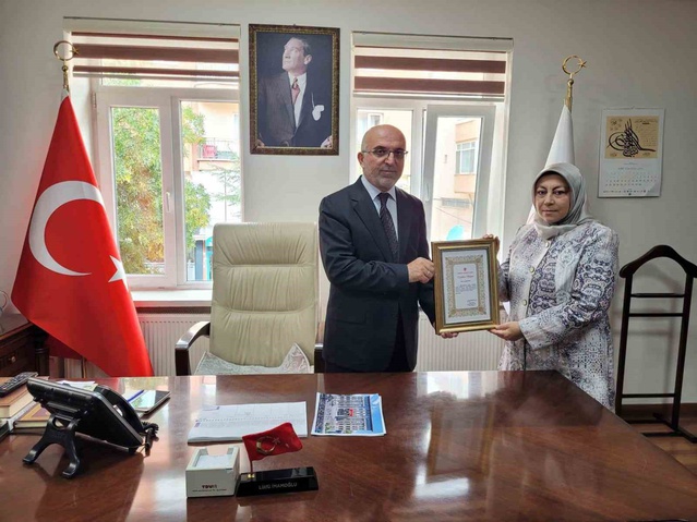 Afyonkarahisar eski müftü yardımcısı Ayşegül Kurt ikramiyesinin tamamını TDV'ye bağışladı
