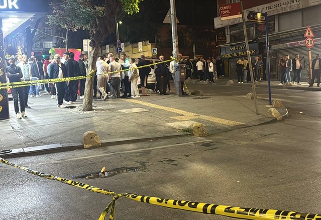 Esenler'de bıçakla polise yönelen şüpheli silahla vuruldu, bir bekçi hafif yaralandı
