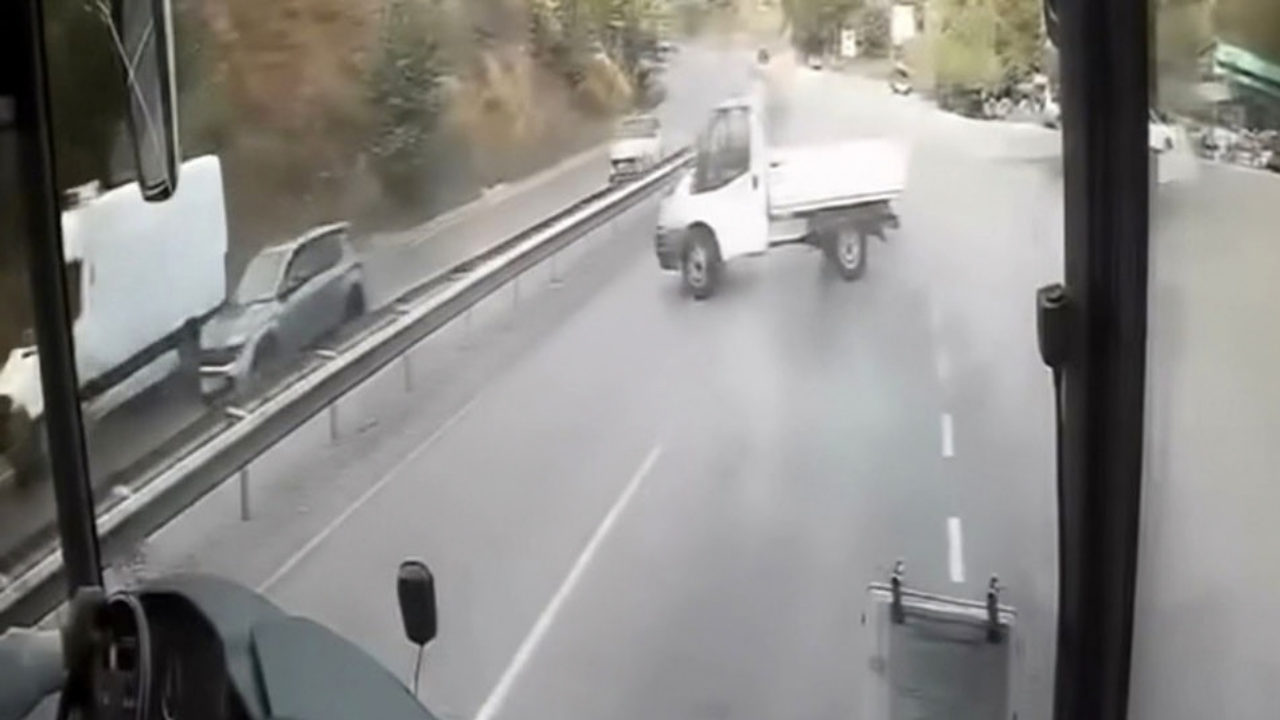 Virajı alamayan kamyonet yolda spin attı: O anlar kamerada