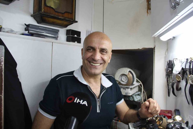 Selahattin Bulut, Bingöl'de 33 yıldır baba mesleği saat tamirciliğini sürdürüyor
