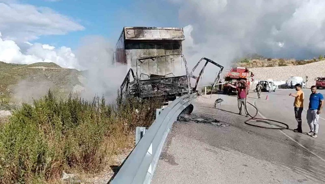 Manavgat'ta kamyon bariyerlere çarpıp yandı, sürücü yaralanarak hastaneye kaldırıldı