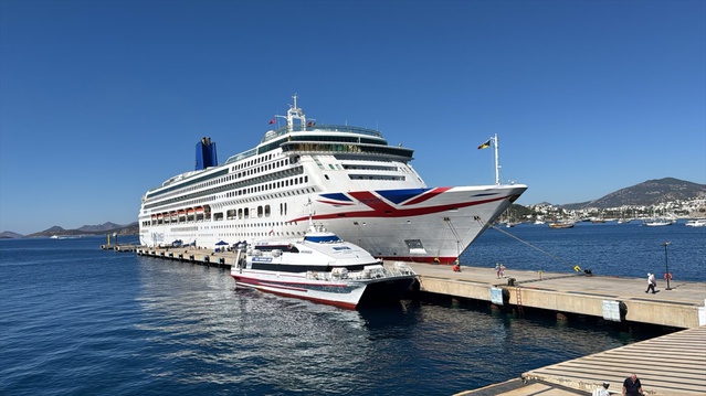 Muğla Bodrum'da limana yanaşan Bermuda bayraklı Aurora'dan 1814 yolcu indi