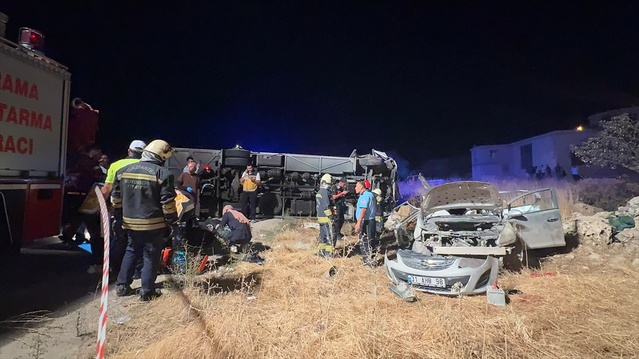 Gaziantep-Osmaniye yolunda midibüs devrildi, ilk belirlemelere göre 3 ölü, 17 yaralı