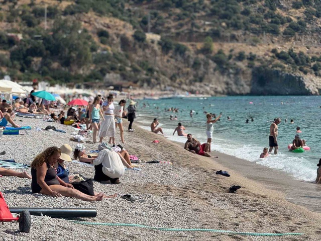 Fethiye'de eylül sonunda hava 26, deniz suyu 28 derece, sahiller turistlerle doldu