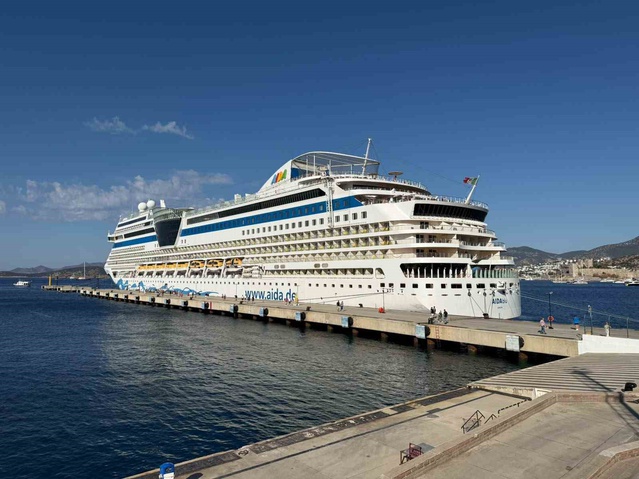 AIDAblu kruvaziyeri 2 bin 243 yolcuyla Bodrum'a ulaştı, akşam Girit'e gidecek
