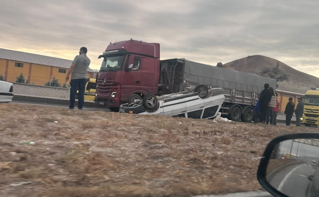 Konya Karapınar'da çekici şerit değiştirince otomobil devrildi, 1 kişi yaralandı