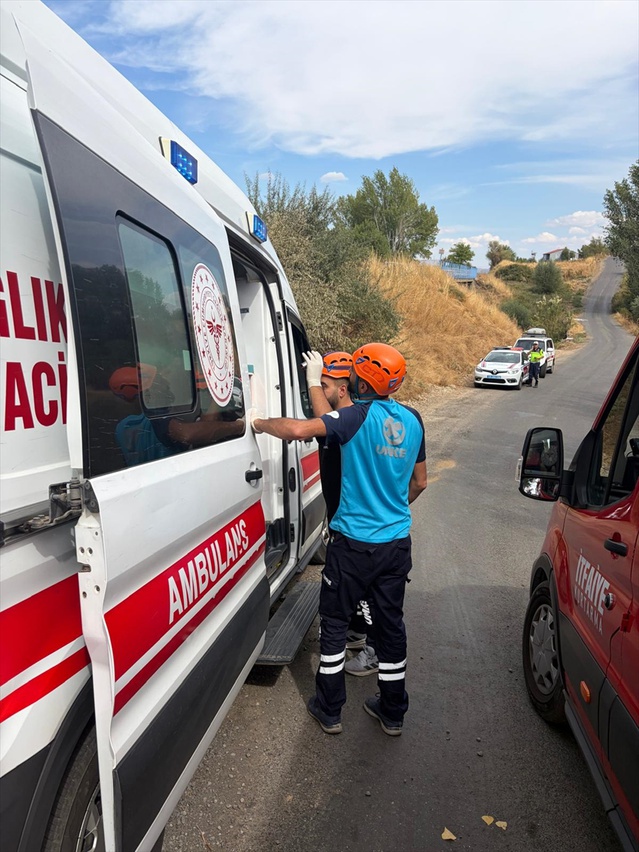 Bingöl Genç'te Genç Belediyesi panelvanı savruldu, 3 kişi yaralandı