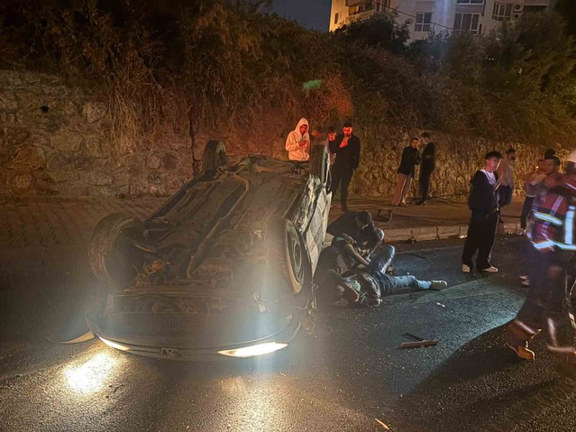 Aydın Kuşadası'nda takla atan otomobildeki 2 kişi hastaneye kaldırıldı