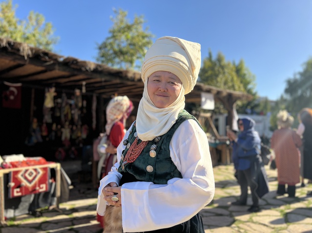 Asel Kalkanova, Kırgız kıyafetlerini Altınköy Türk Dünyası Festivali'nde sergiledi