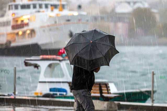 AKOM, İstanbul'da pazar akşamından çarşambaya kuvvetli yağış ve fırtına uyardı