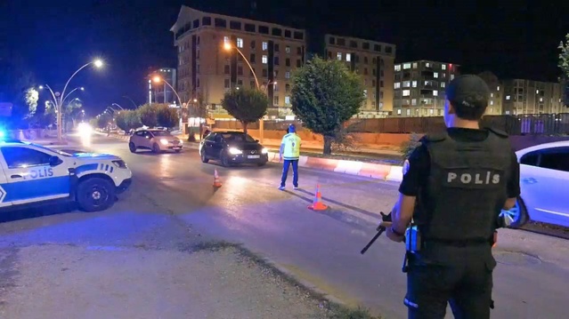 Ağrı'da 34 aranan kişi huzur denetiminde yakalandı, 861 bin 705 lira ceza uygulandı