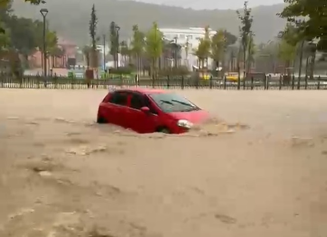 Sakarya'da 2 gündür etkili sağanak Akyazı'da heyelanı tetikledi, dere yatağı kapandı