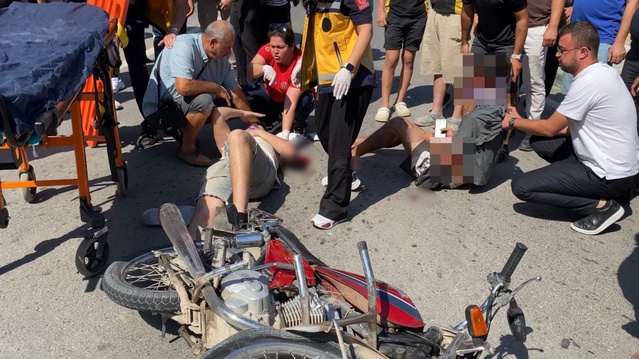 Mersin Erdemli'de dönüş yapan otomobile çarpan motosikletteki 2 kişi yaralandı