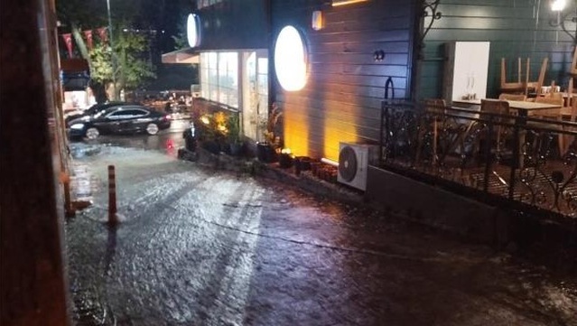 Anadolu yakasında sağanak Çengelköy'de yolları göle çevirdi, Beykoz'da kafeyi su bastı
