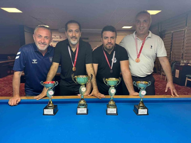 Düzce'de 3 Bant Bilardo İl Birinciliği'nde Baha Alptekin şampiyon oldu