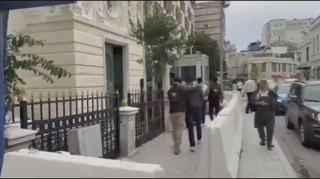 Turistlere tramvay istasyonunda hanutçuluk yapan 2 şüpheli gözaltına alındı