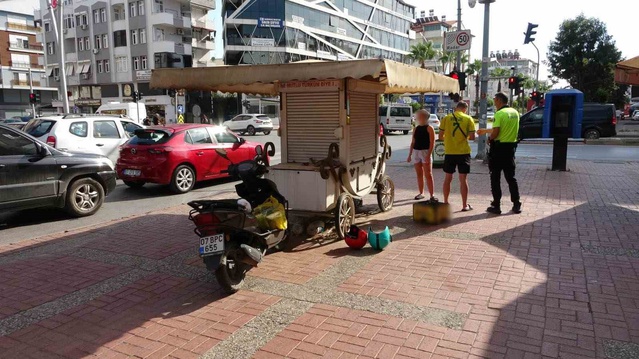 Manavgat'ta kaza yapan motosikletteki 2 turist yaralanmadı, kaza anı kameraya yansıdı