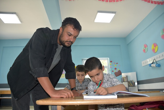 Van Bahçesaray'da öğretmen Umut Demir iki kardeş öğrenciyi okutuyor