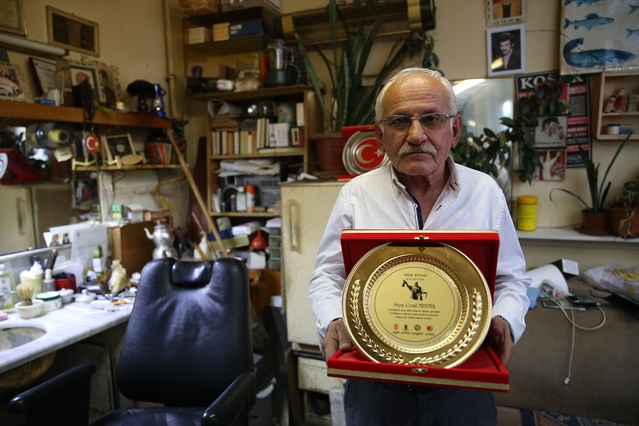 Kastamonu'da 66 yıldır berberlik yapan Cemil Menteş yılın ahisi seçildi
