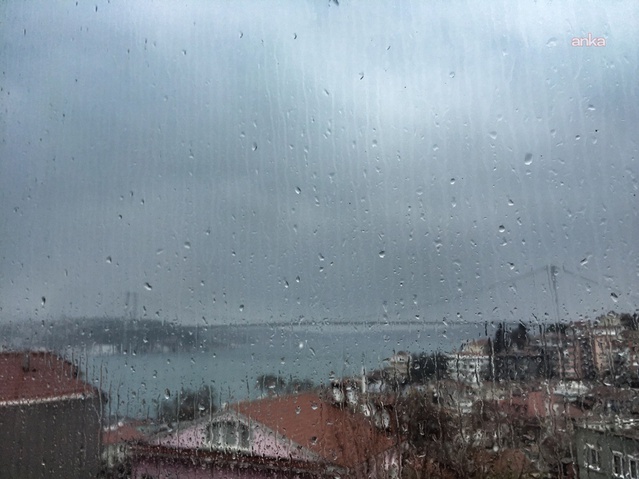İstanbul Valiliği'nden pazar akşamı çok kuvvetli yağış ve fırtına uyarısı geldi