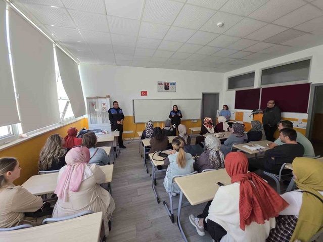 Polis, Bilecik Bozüyük'te 43 veliye akran zorbalığı ve güvenli interneti anlattı
