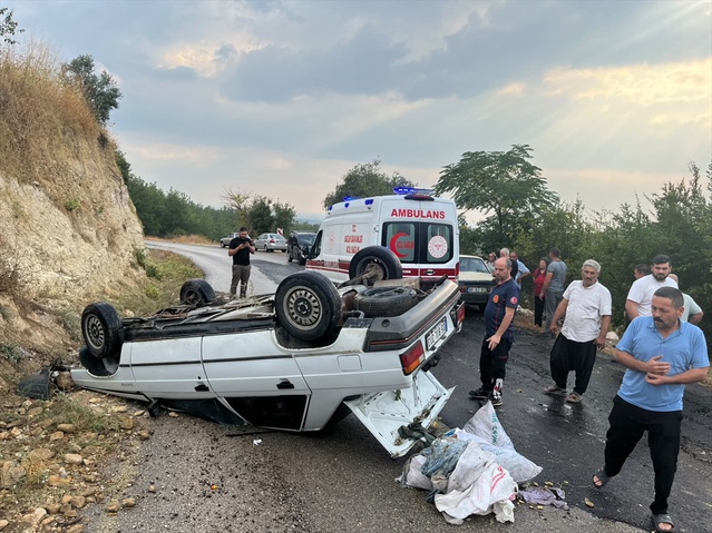 Osmaniye Kadirli Harkaçtığı'nda devrilen otomobildeki 2 yaralı hastaneye kaldırıldı