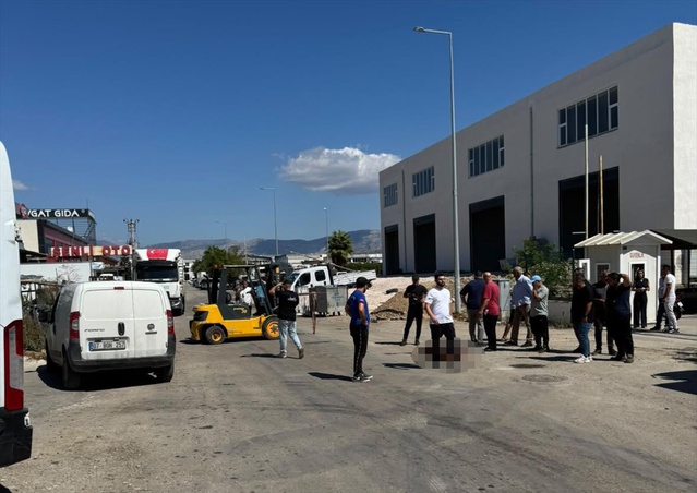 Antalya Manavgat'ta 17 yaşındaki motosiklet sürücüsü forkliftin ataşmanına çarparak öldü
