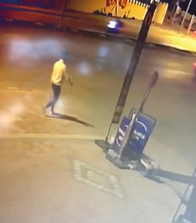 Bilecik'te 8 dakika arayla araçlara zarar veren şahıs kameralara yansıdı, gözaltına alındı