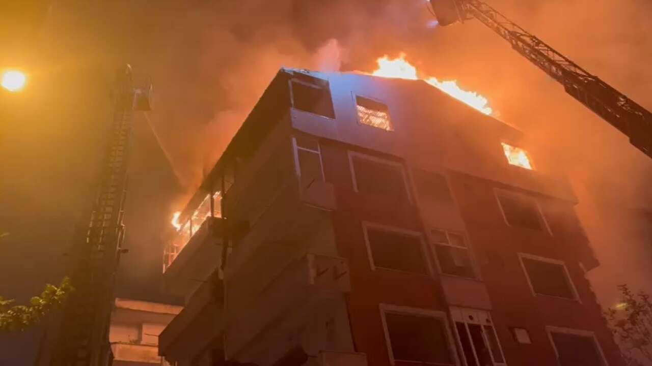 Binanın çatısı alevlere teslim oldu