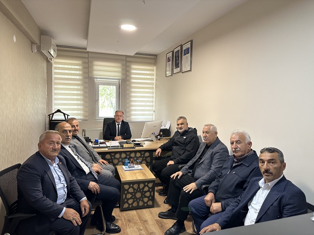 Tokat Niksar'da kaymakam ve belediye başkanı esnafa plaket ve Türk bayrağı verdi