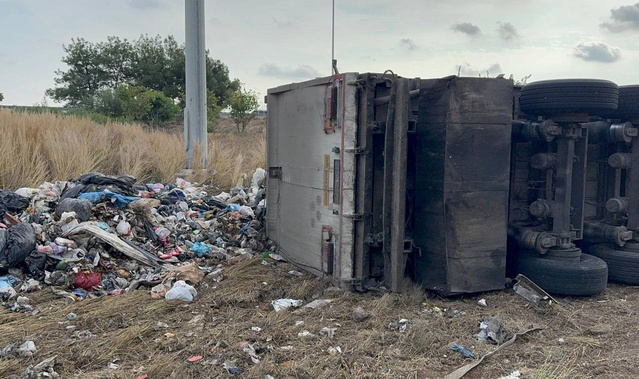 Adana'da TAG Otoyolu'nda belediyeye ait atık yüklü tır devrildi, sürücü yaralandı