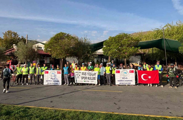 Bitlis Nemrut Jeopark turunda 50 bisikletçi Muş Murat Köprüsü'ne 100 km pedalladı