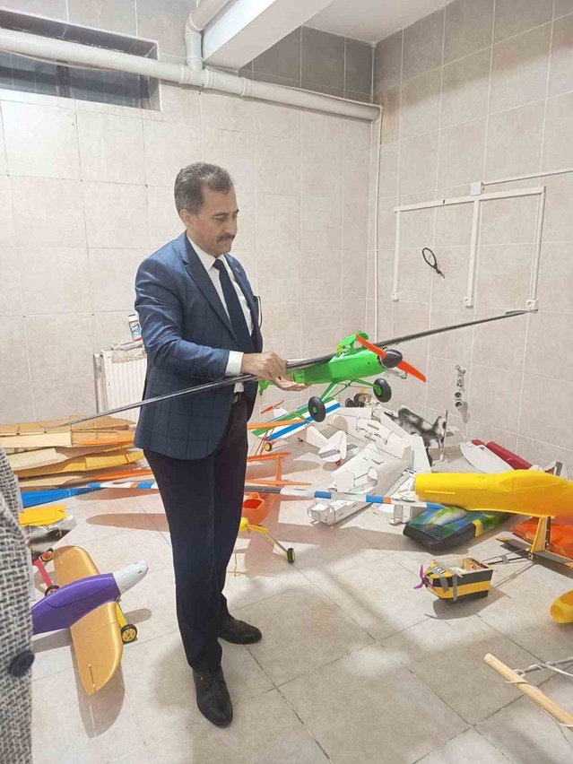 Milli Eğitim Müdürü Keleş, Bolvadin BİLSEM'deki İHA ve SİHA tasarımlarını yerinde gördü