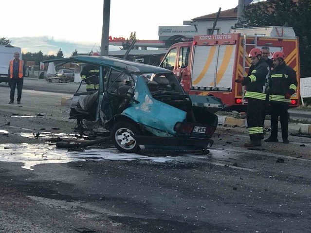 Konya Ereğli'de alkollü sürücünün çarptığı Tofaş ikiye bölündü, iki sürücü yaralandı