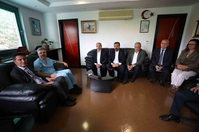 Sağlık-Sen Genel Başkanı Doğan, Ankara'da gazilere Türk bayrağı hediye etti