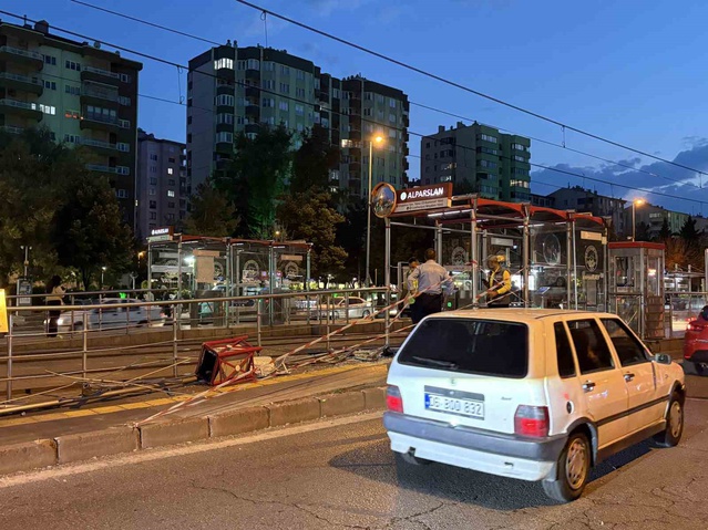 Kontrolden çıkan otomobil Kayseri Kocasinan'da tramvay durağına çarptı, sürücü yaralandı