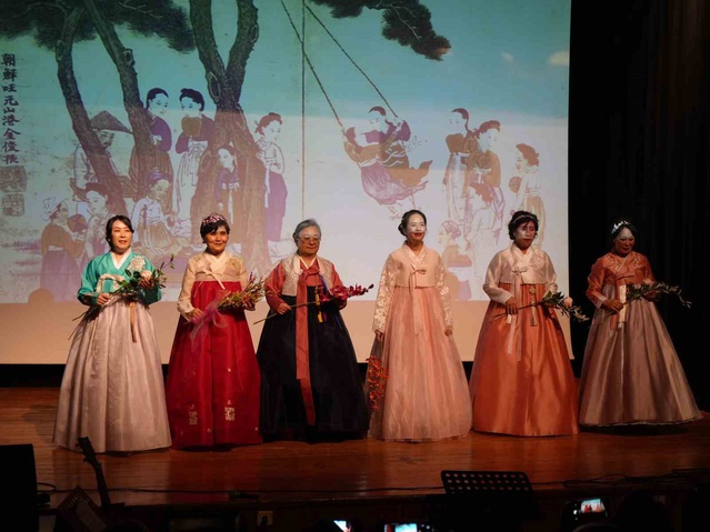 Kastamonu'da Güney Kore'nin geleneksel Hanbok defilesi vatandaşlarla buluştu