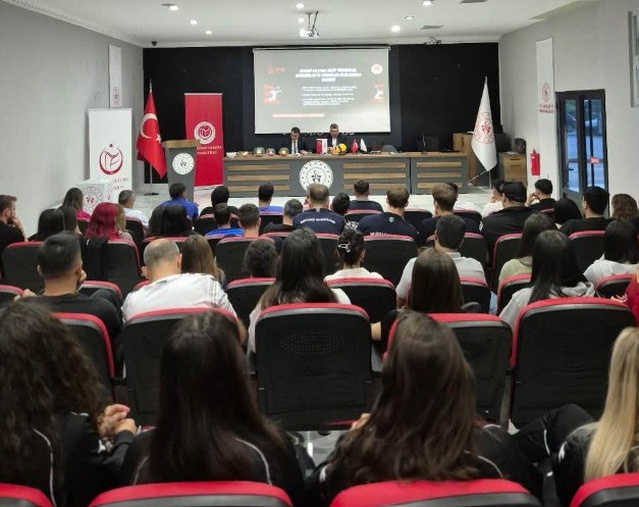 Kayseri'de voleybol kulüplerine yeni kurallar anlatıldı, altyapı kuraları çekildi