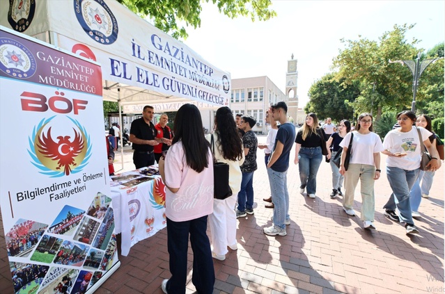 Gaziantep Emniyeti, GAÜN öğrencilerine dolandırıcılık ve dijital güvenlik uyarısı yaptı