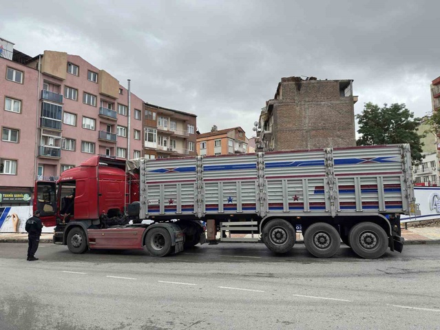 Uşak'ta tırın çarptığı 74 yaşındaki yaya ağır yaralandı, sürücü gözaltına alındı