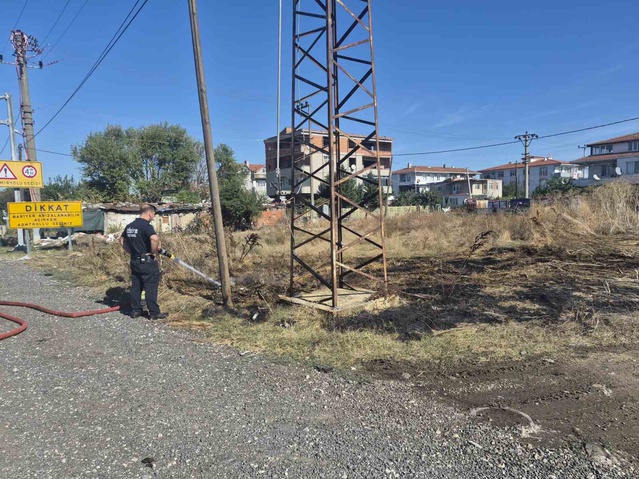 Tekirdağ Muratlı'da boş arsada çıkan yangın itfaiye ekiplerince büyümeden söndürüldü