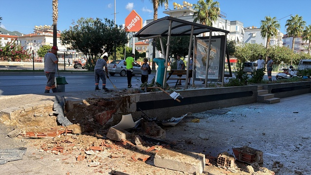 Alanya'da kontrolden çıkan otomobil 3 kişiyi yaraladı, sürücü gözaltına alındı