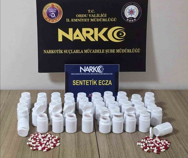 Ordu Gülyalı'da araçta 3 bin 64 sentetik ecza ele geçirildi, 2 şüpheli tutuklandı