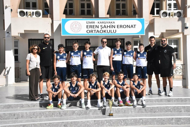 İzmir Karşıyaka'da devlet okulu basketbolda namağlup Türkiye şampiyonluğuna ulaştı